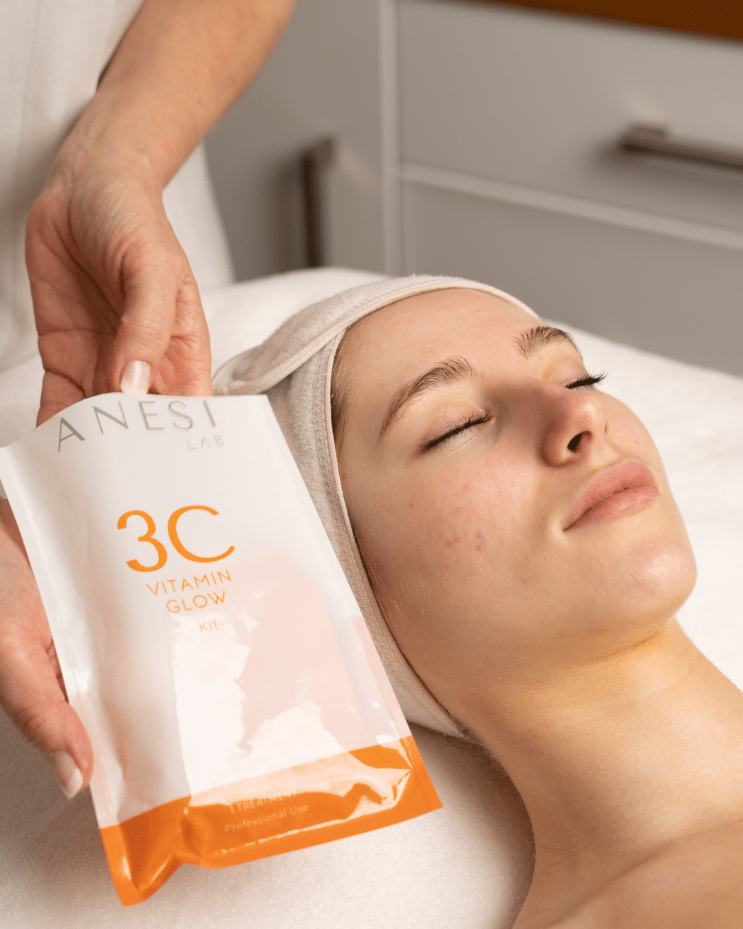 3C Rozžiarujúce ošetrenie pleti s trojitým vit C – Obrázok 3