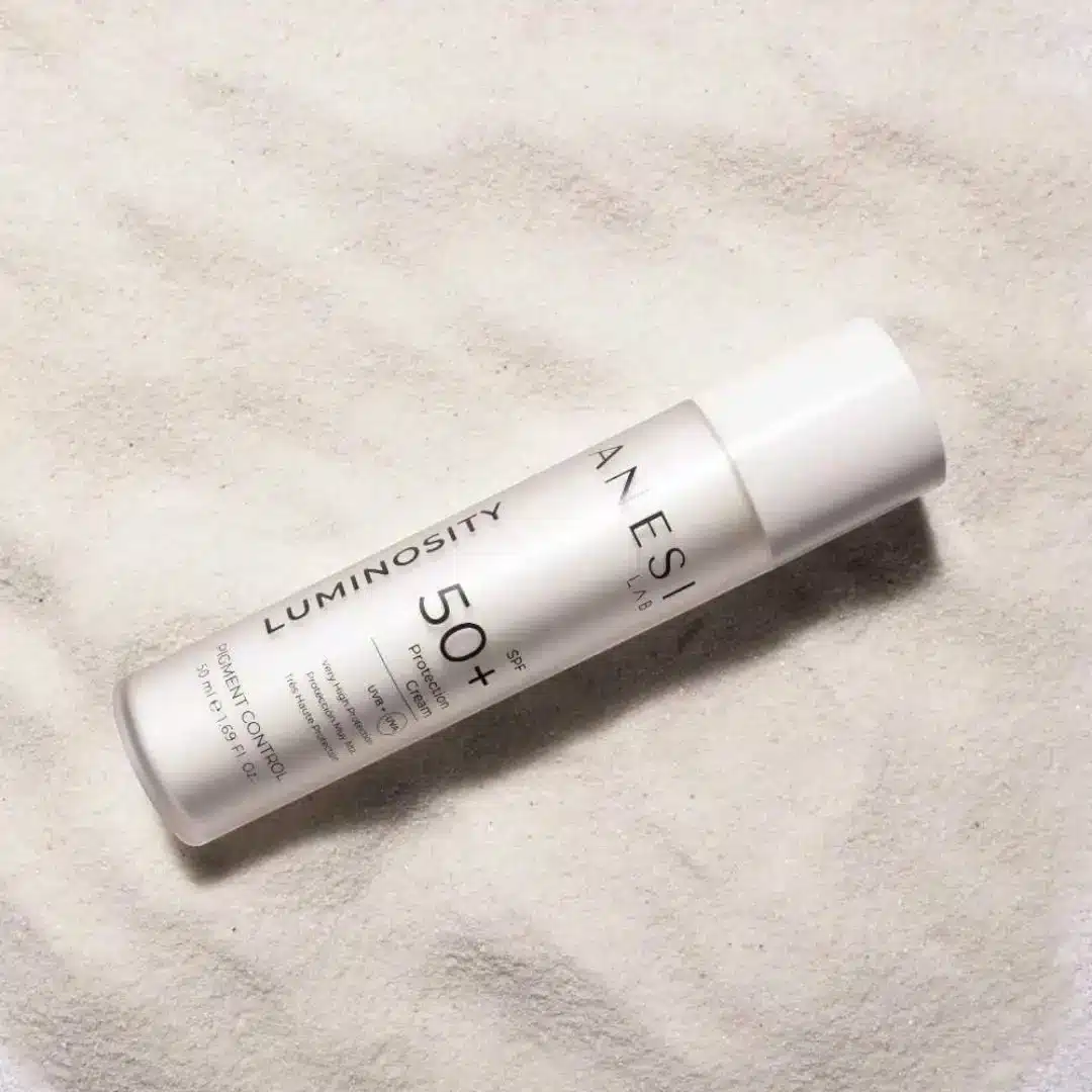 SPF50+ krém na ochranu pred pigmentáciou Luminosity – Obrázok 3